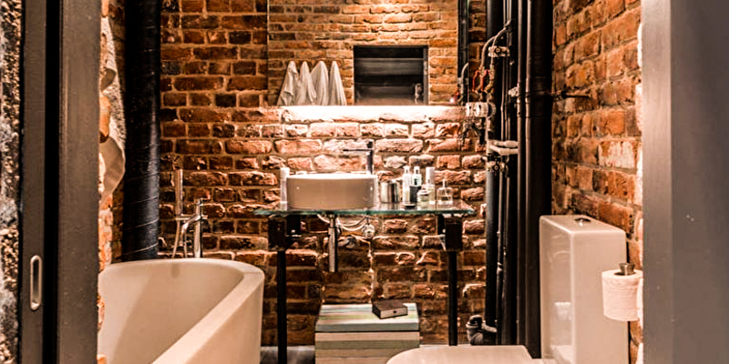 ванна, кирпичная стена