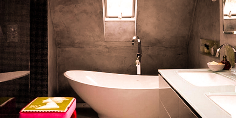 ванна, бетонный некрашеный пол