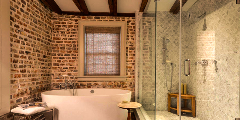 ванна, стиль лофт, кирпичная стена, яркий кафель