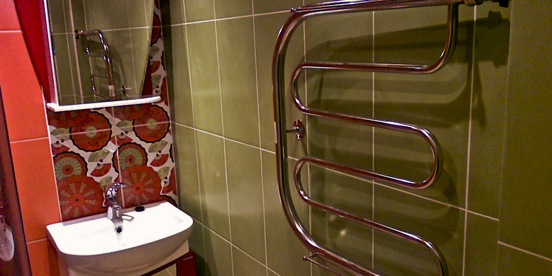 электрический полотенцесушитель в ванной в интерьере